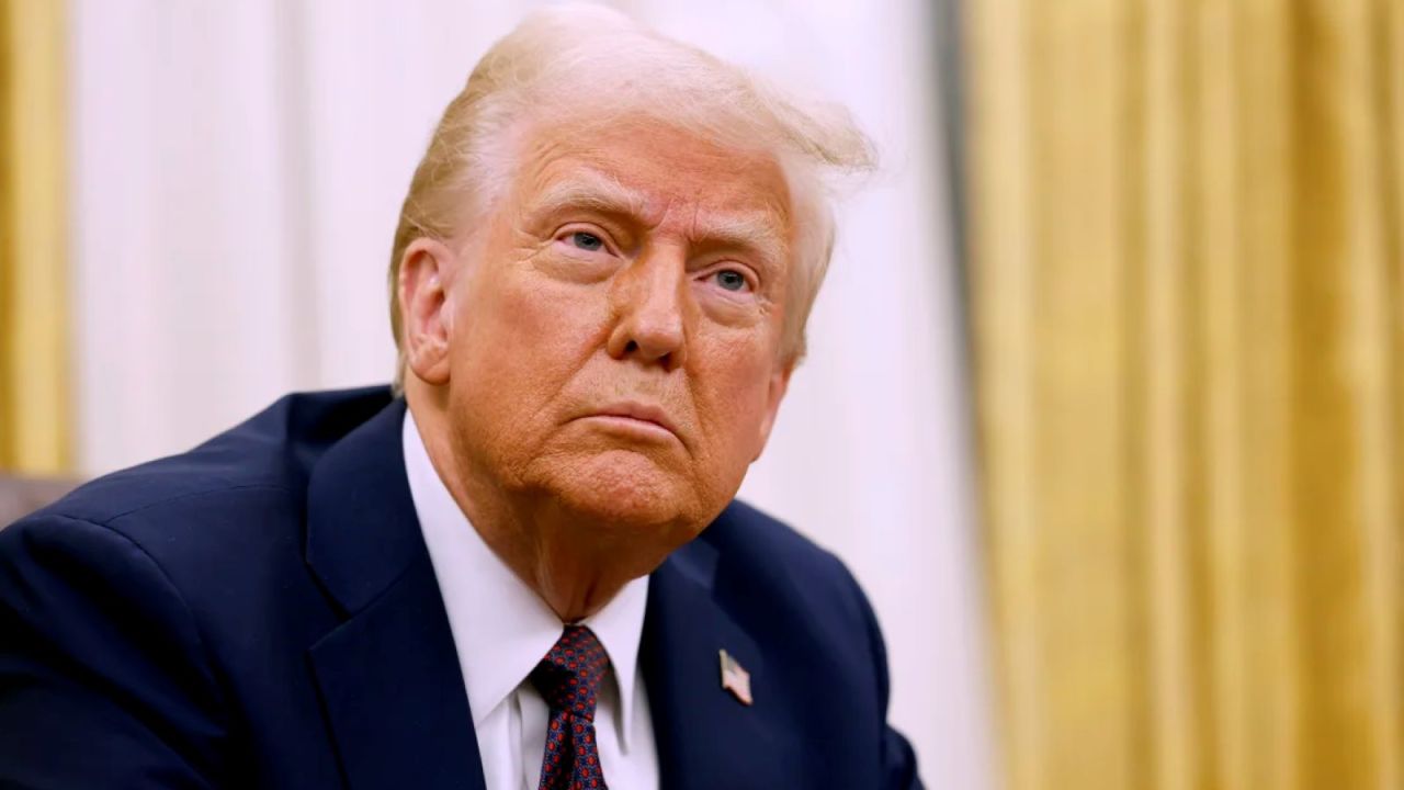 El presidente de Estados Unidos, Donald Trump, habla con los periodistas después de firmar una serie de decretos en el Despacho Oval de la Casa Blanca el 23 de enero de 2025, en la ciudad de Washington.