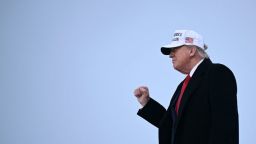 El presidente Donald Trump levanta el puño al descender del Air Force One a su llegada al Aeropuerto Internacional de Calgary, antes del inicio de la cumbre del G7, en Calgary, Alberta, Canadá, el 15 de junio.