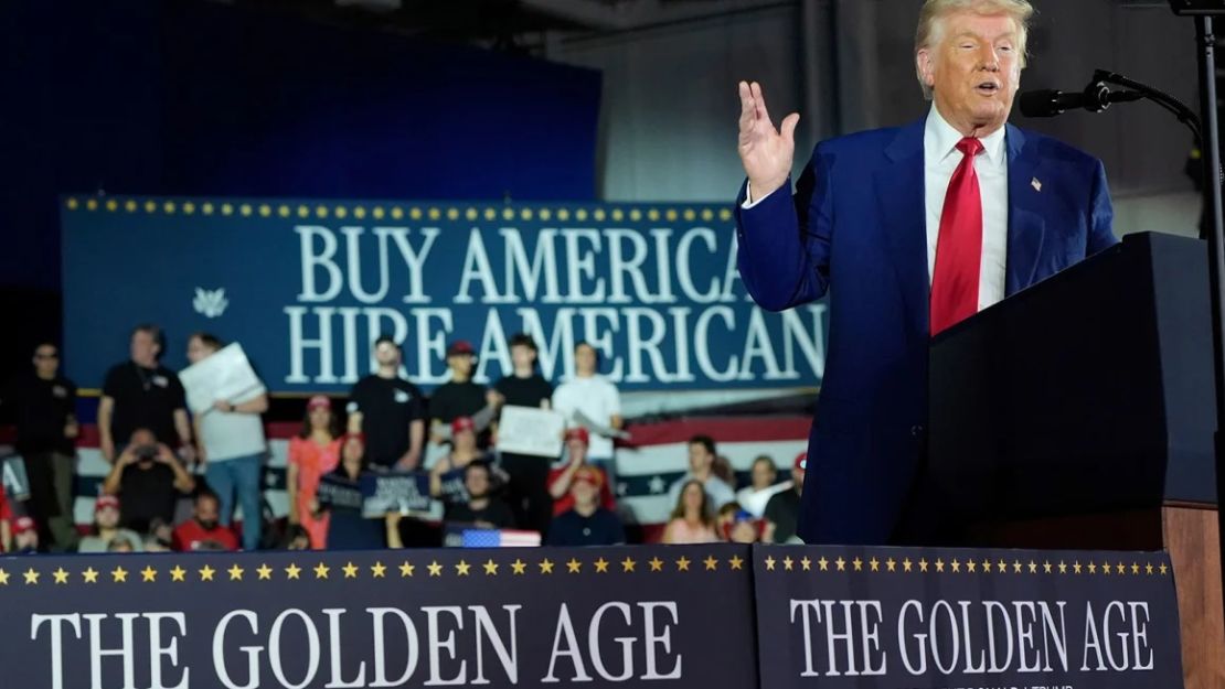El presidente de Estados Unidos, Donald Trump, habla durante un mitin en Warren, Michigan, el martes 29 de abril de 2025.