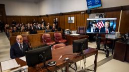 El abogado Emil Bove, a la izquierda, escucha mientras el abogado Todd Blanche y el presidente electo Donald Trump, en una pantalla de televisión, comparecen virtualmente para la sentencia, en el Tribunal Penal de Manhattan el 10 de enero de 2025 en la ciudad de Nueva York.