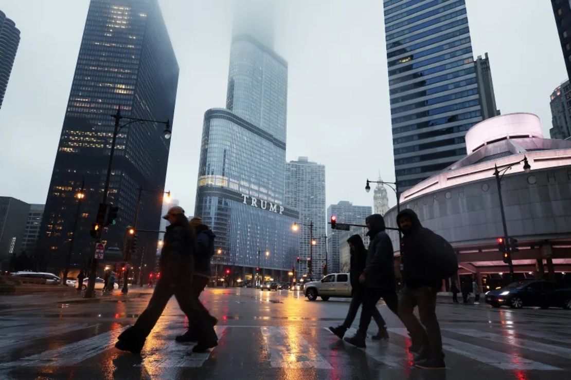 Personas pasan frente al Trump International Hotel & Tower en Chicago el 7 de marzo de 2025.