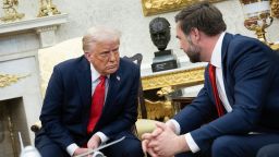 El presidente de Estados Unidos, Donald Trump, habla con el vicepresidente de EE.UU., J. D. Vance, durante una reunión con el presidente de El Salvador, Nayib Bukele (no en la foto), en el Despacho Oval de la Casa Blanca en la ciudad de Washington, el 14 de abril de 2025.