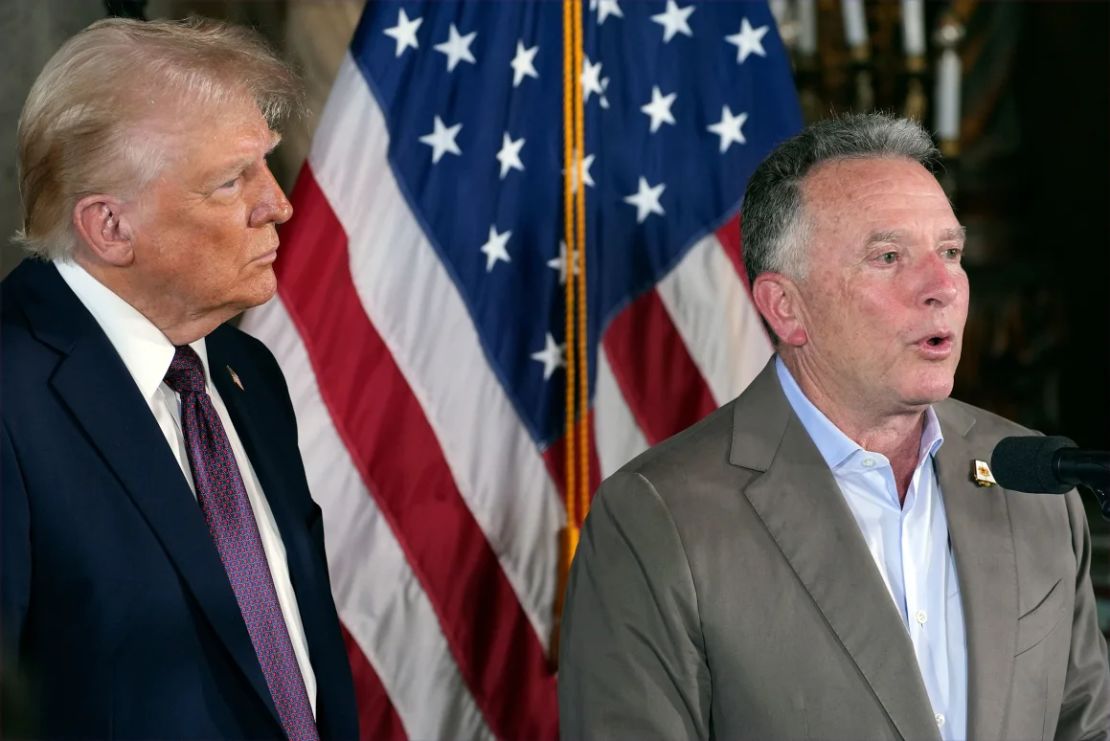 El presidente electo Donald Trump escucha a Steve Witkoff hablar durante una conferencia de prensa en Mar-a-Lago en Palm Beach, Florida, el 7 de enero de 2025.