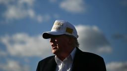El presidente de Estados Unidos, Donald Trump, habla con los periodistas antes de abordar el Air Force One tras despegar del Aeropuerto Municipal de Morristown en Morristown, Nueva Jersey, el 27 de abril de 2025.