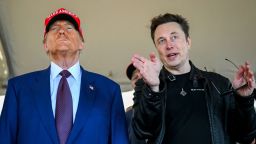 Elon Musk habla con el presidente electo Donald Trump mientras observan el lanzamiento del sexto vuelo de prueba del cohete SpaceX Starship en Brownsville, Texas, el 19 de noviembre de 2024.