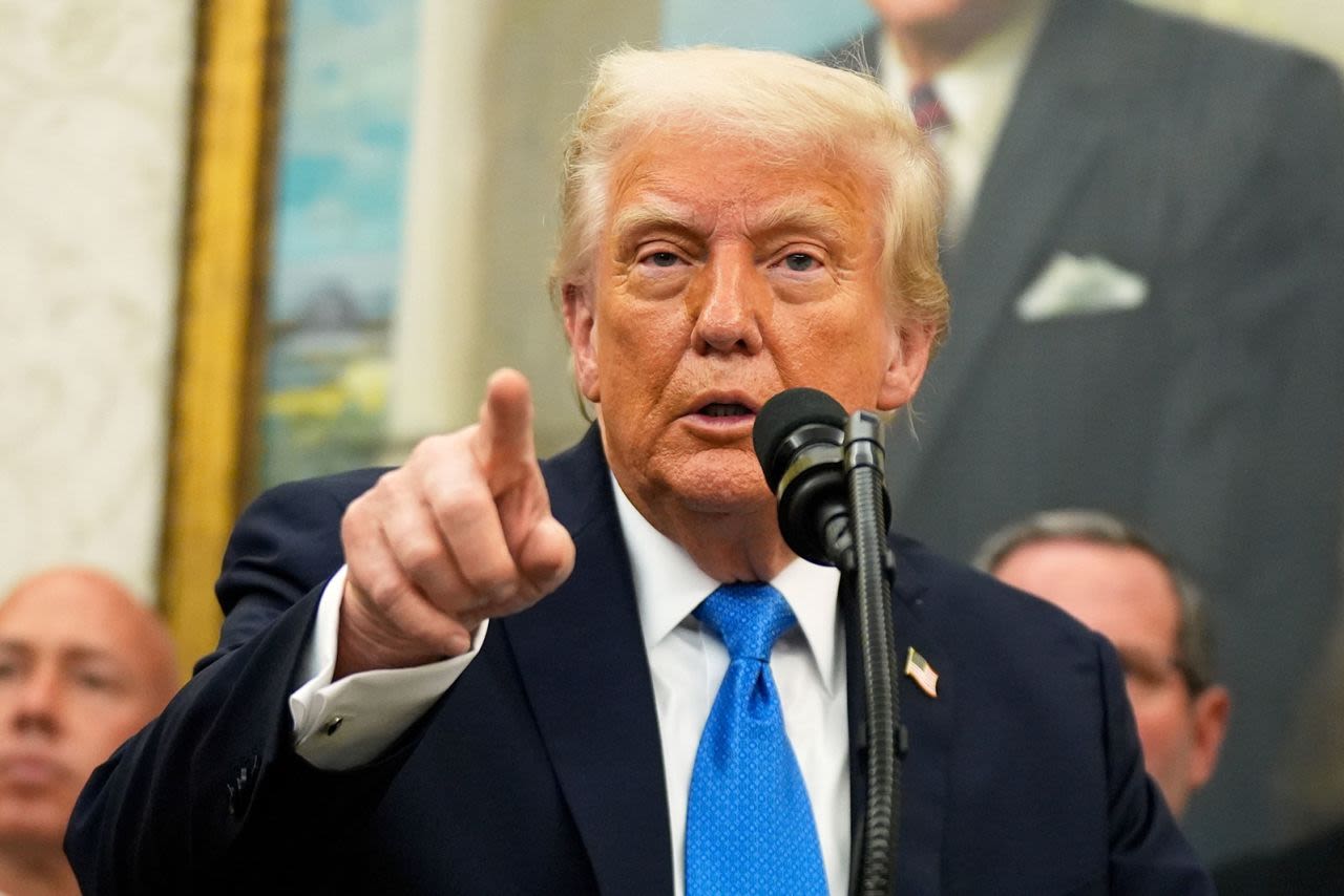 El presidente Donald Trump habla durante un evento en la Oficina Oval de la Casa Blanca el lunes.