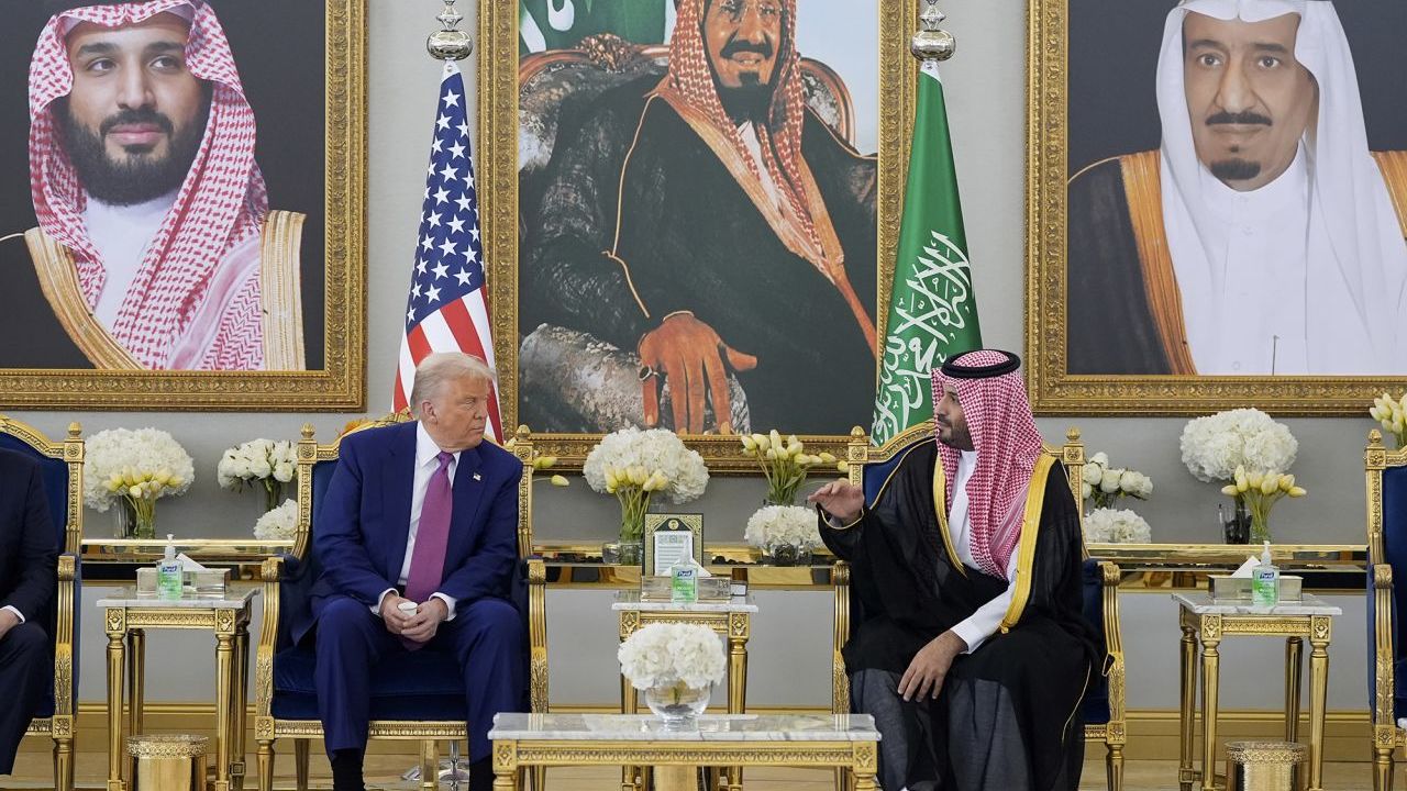 El presidente Donald Trump, a la izquierda, y el príncipe heredero saudí Mohammed bin Salman hablan durante una ceremonia de café en la Terminal Real del Aeropuerto Internacional Rey Khalid en Riad, Arabia Saudita, el martes.
