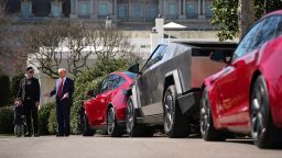 El presidente Donald Trump, acompañado por el asesor principal de la Casa Blanca, el director ejecutivo de Tesla y SpaceX, Elon Musk, y su hijo X Æ A-Xii, pronuncia un discurso junto a un Tesla Model Y, un Cyber ​​Truck y un Model S en el jardín sur de la Casa Blanca el 11 de marzo de 2025 en Washington, DC.
