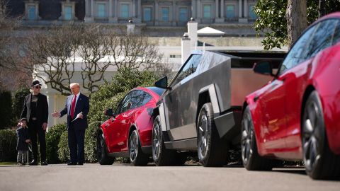 El presidente Donald Trump, acompañado por el asesor principal de la Casa Blanca, el director ejecutivo de Tesla y SpaceX, Elon Musk, y su hijo X Æ A-Xii, pronuncia un discurso junto a un Tesla Model Y, un Cyber ​​Truck y un Model S en el jardín sur de la Casa Blanca el 11 de marzo de 2025 en Washington, DC.
