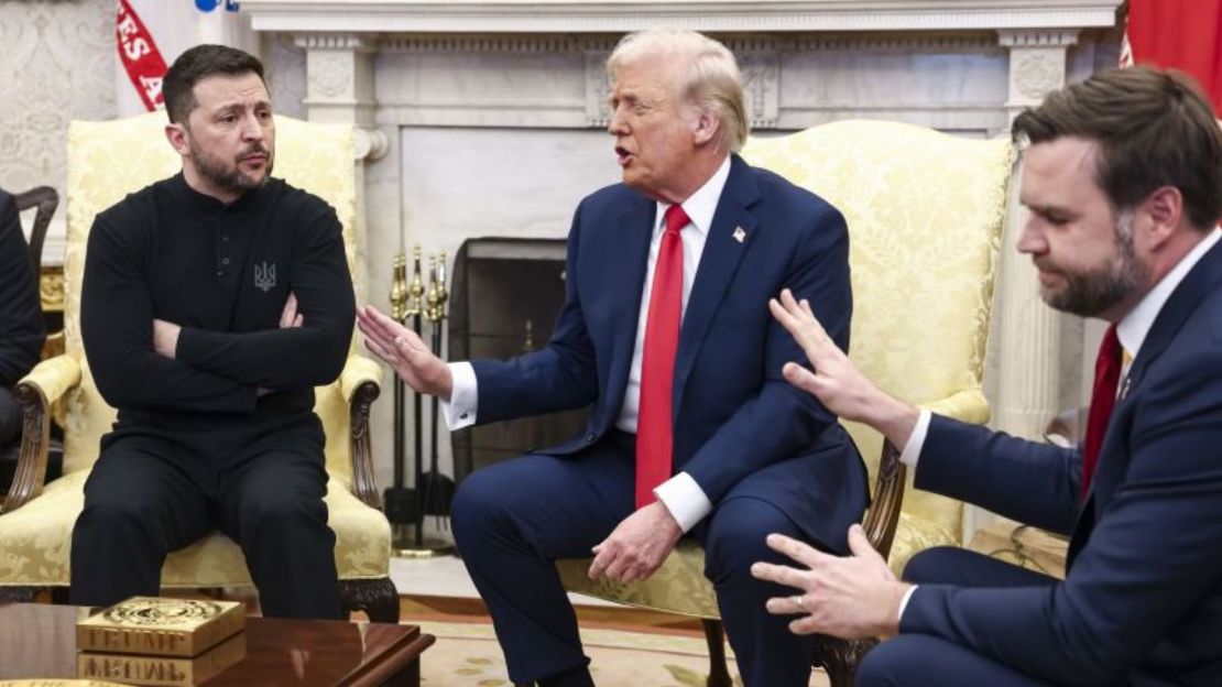 El presidente de Ucrania, Volodymyr Zelensky (izquierda), conversa con el presidente de EE.UU., Donald Trump (centro), y el vicepresidente de EE.UU., J. D. Vance, en el Despacho Oval de la Casa Blanca en Washington, el viernes 28 de febrero de 2025.