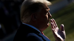 El presidente Donald Trump camina por el jardín de la Casa Blanca el 12 de enero de 2021.