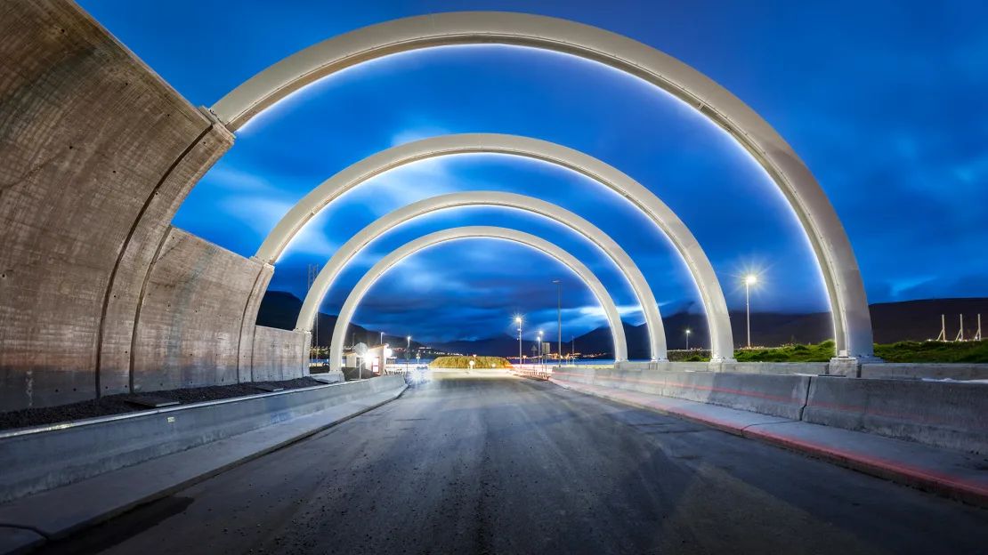 El túnel Eysturoy, inaugurado en 2020, tardó cuatro años en completarse. Recortó drásticamente el tiempo de viaje entre la capital de las islas Feroe, en la isla de Streymoy, y la vecina isla de Eysturoy.