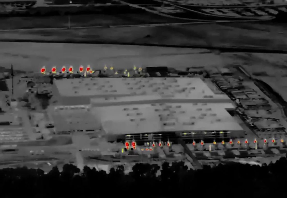Foto aérea de las instalaciones de xAI tomada con una cámara termográfica que muestra el calor procedente de las turbinas, en abril de 2025.