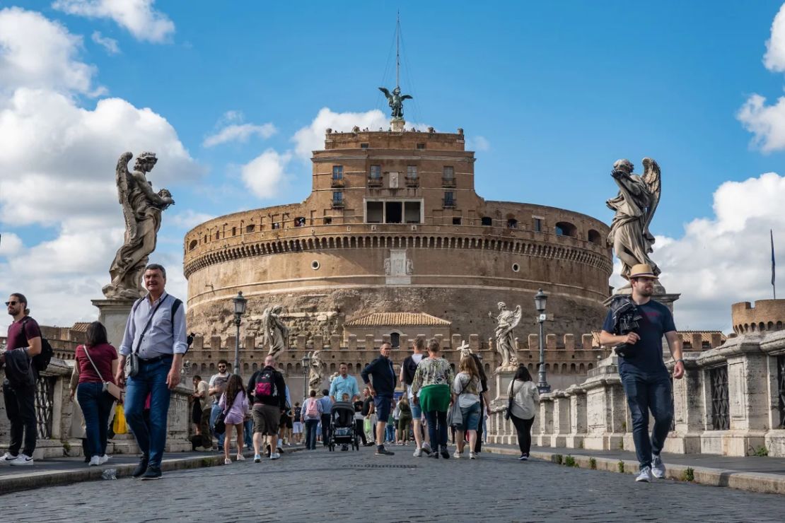 Turistas pasean frente al Castillo de Sant'Angelo en Roma. El alto volumen de vuelos a la capital italiana ofrece buenas ofertas para viajeros flexibles.