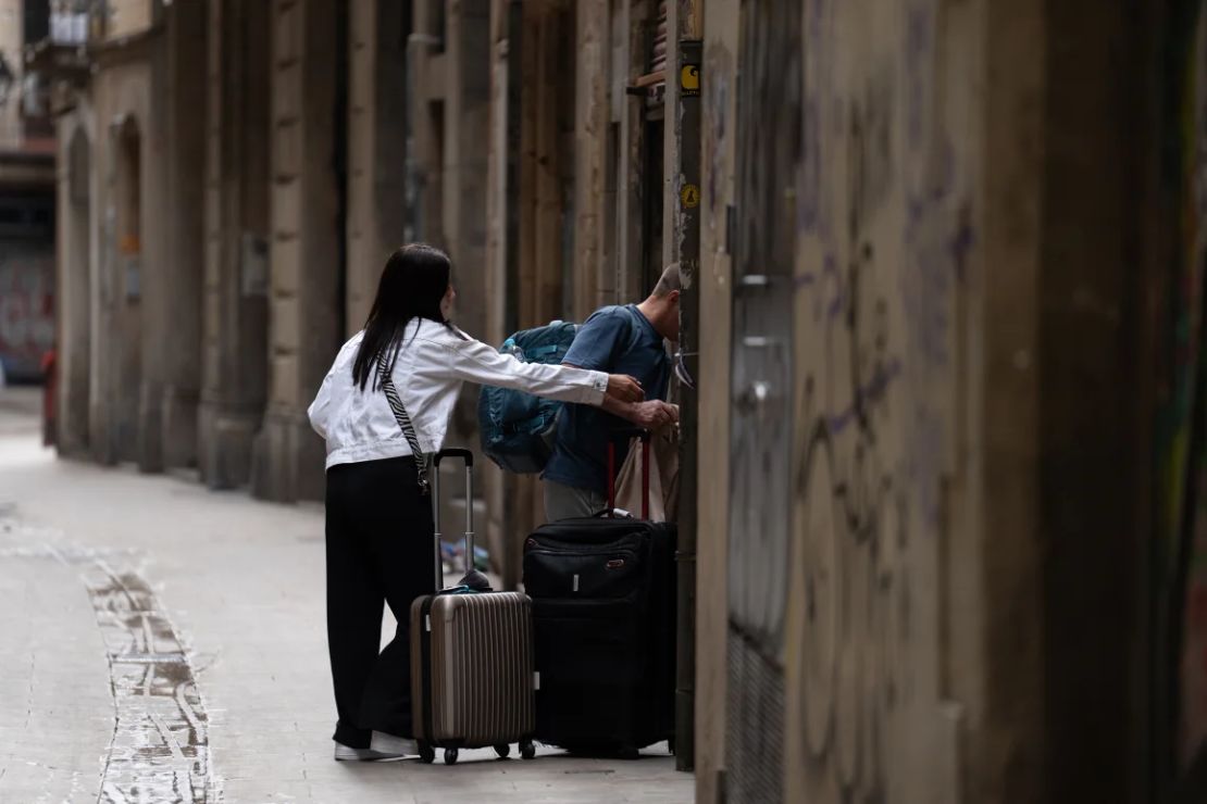 Las autoridades de Barcelona afirman que habrá que poner a disposición de los vecinos 10.000 apartamentos turísticos para alquilar o comprar.