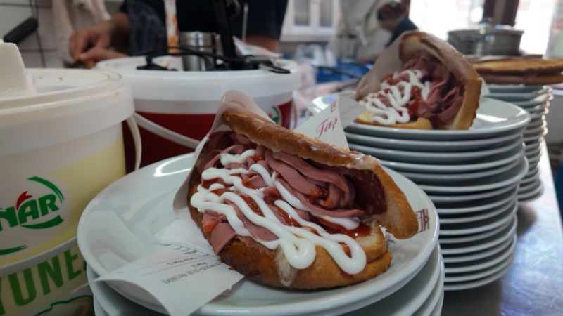 https://media.cnn.com/api/v1/images/stellar/prod/turkey-sandwich-thumb-1.jpg?c=16x9&q=w_800,c_fill