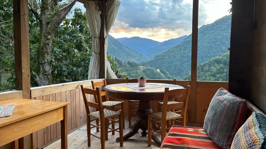 Elige una cabaña rústica y elegante para disfrutar de las mejores vistas de las montañas Kaçkar.