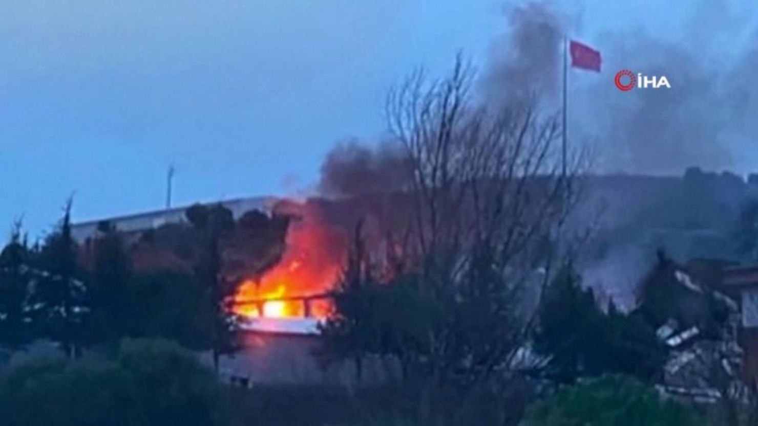 Una videograbación muestra la explosión en una fábrica de explosivos y municiones en la provincia de Balikesir, en el noroeste de Turquía, este martes.