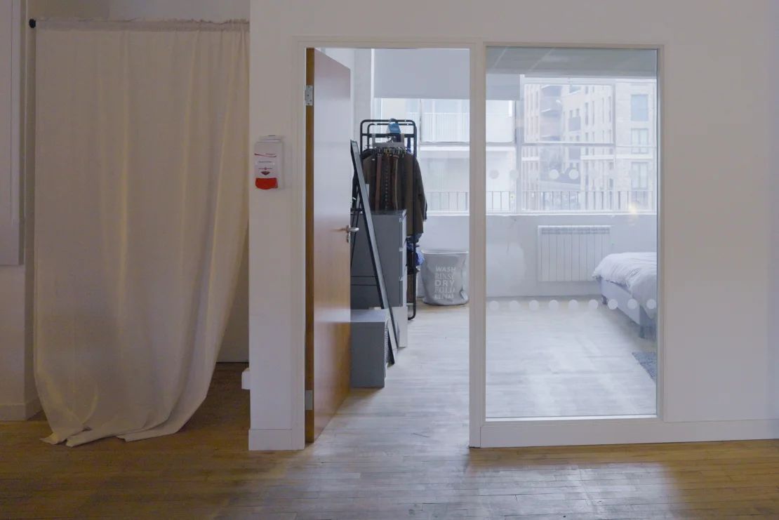 Williams vive actualmente en un edificio de oficinas en desuso en el este de Londres.