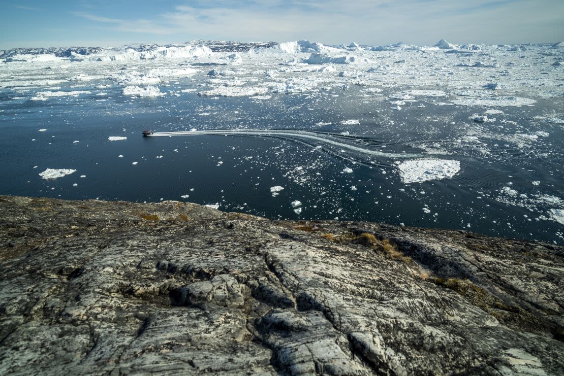 A medida que el planeta se calienta, el hielo de Groenlandia se desprende de la isla y desemboca en el océano Atlántico, donde se derrite y contribuye al aumento del nivel del mar.