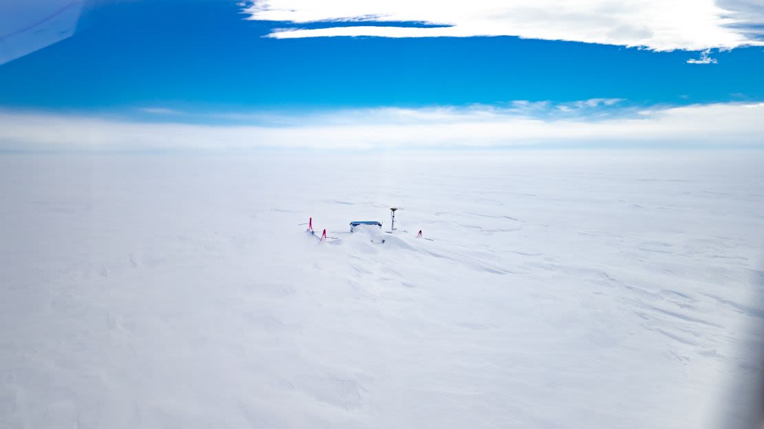 Una de las muchas estaciones de investigación de la capa de hielo de Groenlandia que los científicos utilizan para dar seguimiento a su movimiento y elevación.