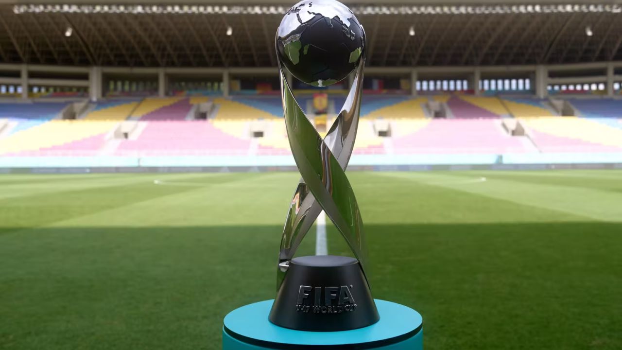 El trofeo aguarda al nuevo campeón del Mundial Sub-17.