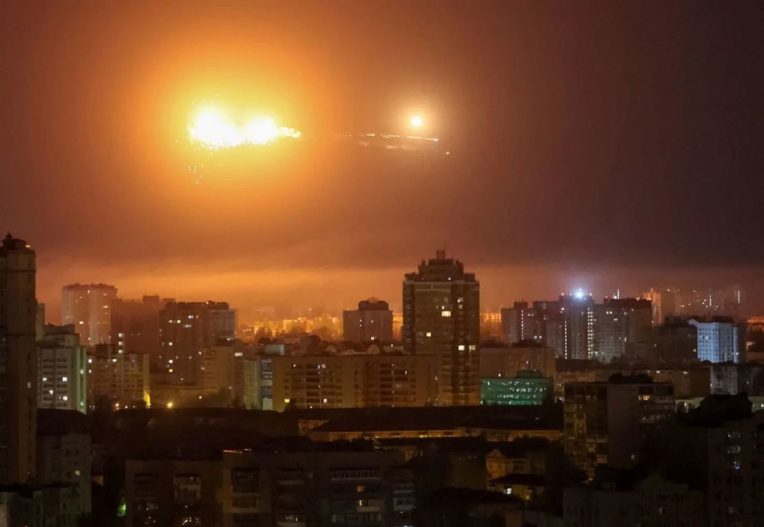 Un misil balístico explota en el cielo sobre Kyiv durante un ataque con un dron ruso.
