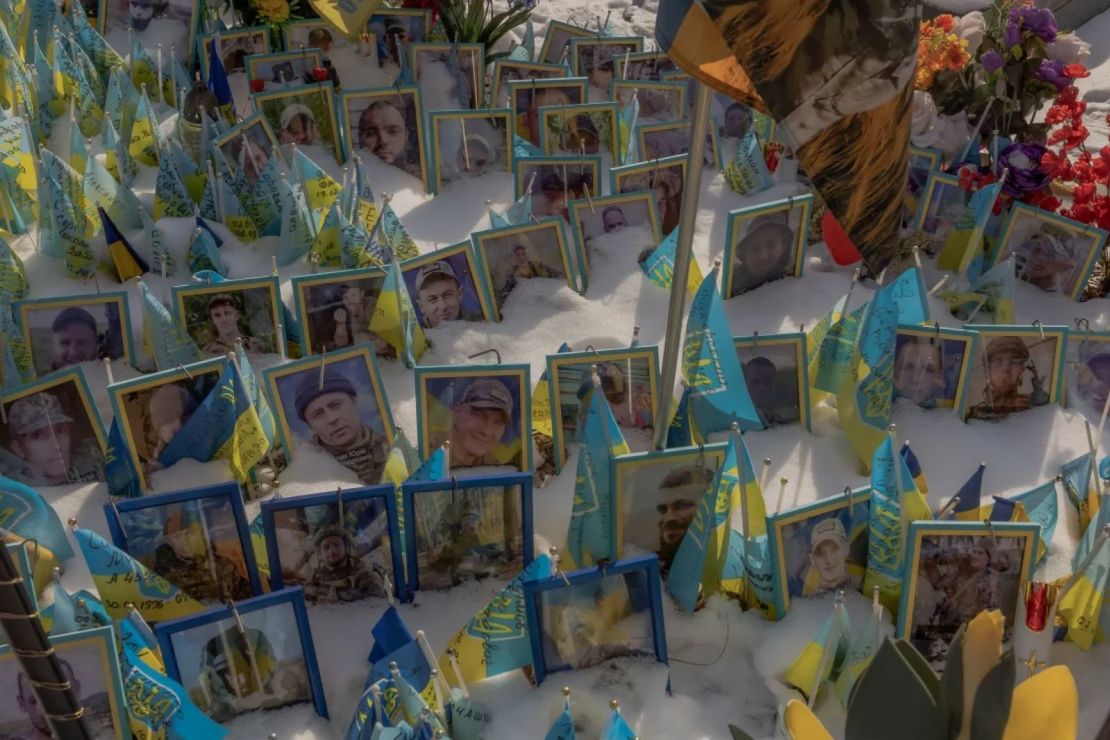 Retratos de soldados se exhiben en un memorial improvisado en homenaje a combatientes ucranianos y extranjeros en la Plaza de la Independencia de Kyiv, Ucrania, este domingo.