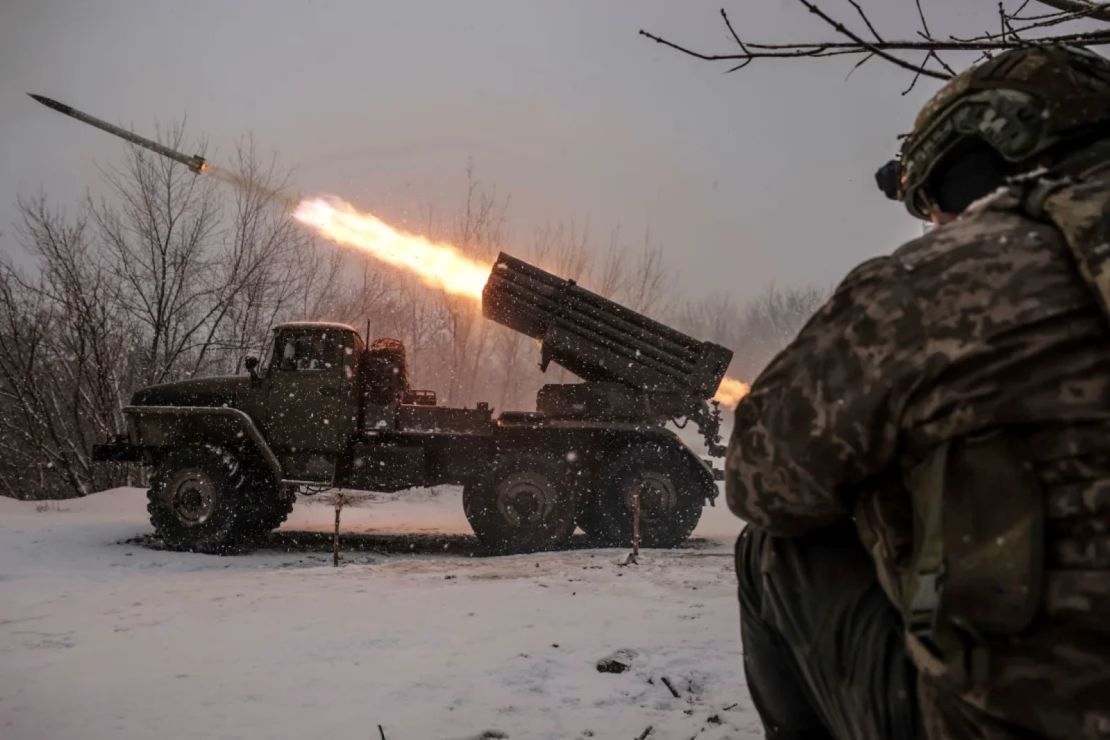 Militares ucranianos disparan hacia posiciones del Ejército ruso cerca de Chasiv Yar, en la región de Donetsk, Ucrania, el 15 de febrero.