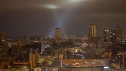 Personal de servicio ucraniano utiliza reflectores mientras busca drones en el cielo sobre la ciudad durante un ataque con drones rusos, en medio del ataque de Rusia a Ucrania, en Kyiv, Ucrania, el 13 de enero de 2025.