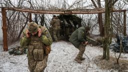 Las tropas ucranianas disparan un obús hacia posiciones rusas cerca de Pokrovsk, región de Donetsk, Ucrania, el 6 de febrero de 2025.