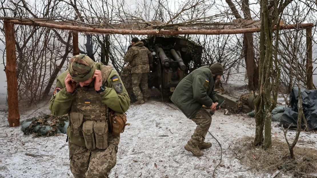 Las tropas ucranianas disparan un obús hacia posiciones rusas cerca de Pokrovsk, región de Donetsk, Ucrania, el 6 de febrero de 2025.
