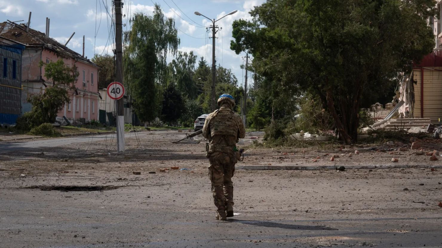 Un soldado ucraniano camina frente al centro de la ciudad de Sudzha, en la región de Kursk, Rusia, el 16 de agosto.