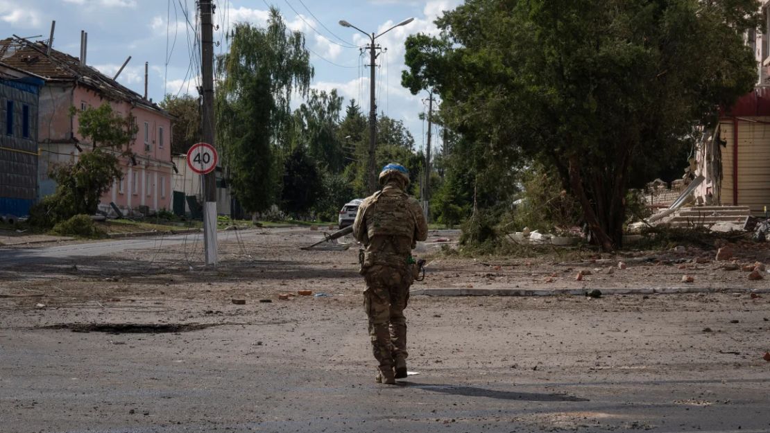 Un soldado ucraniano camina frente al centro de la ciudad de Sudzha, en la región de Kursk, Rusia, el 16 de agosto.