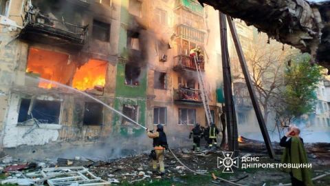 Los equipos de emergencia trabajan en el lugar del ataque con misiles en Pavlograd, Ucrania, el viernes por la mañana.