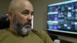 "Kir", miembro de la Guardia Nacional de Ucrania, se sienta junto a un monitor que muestra varias imágenes de cámaras.
