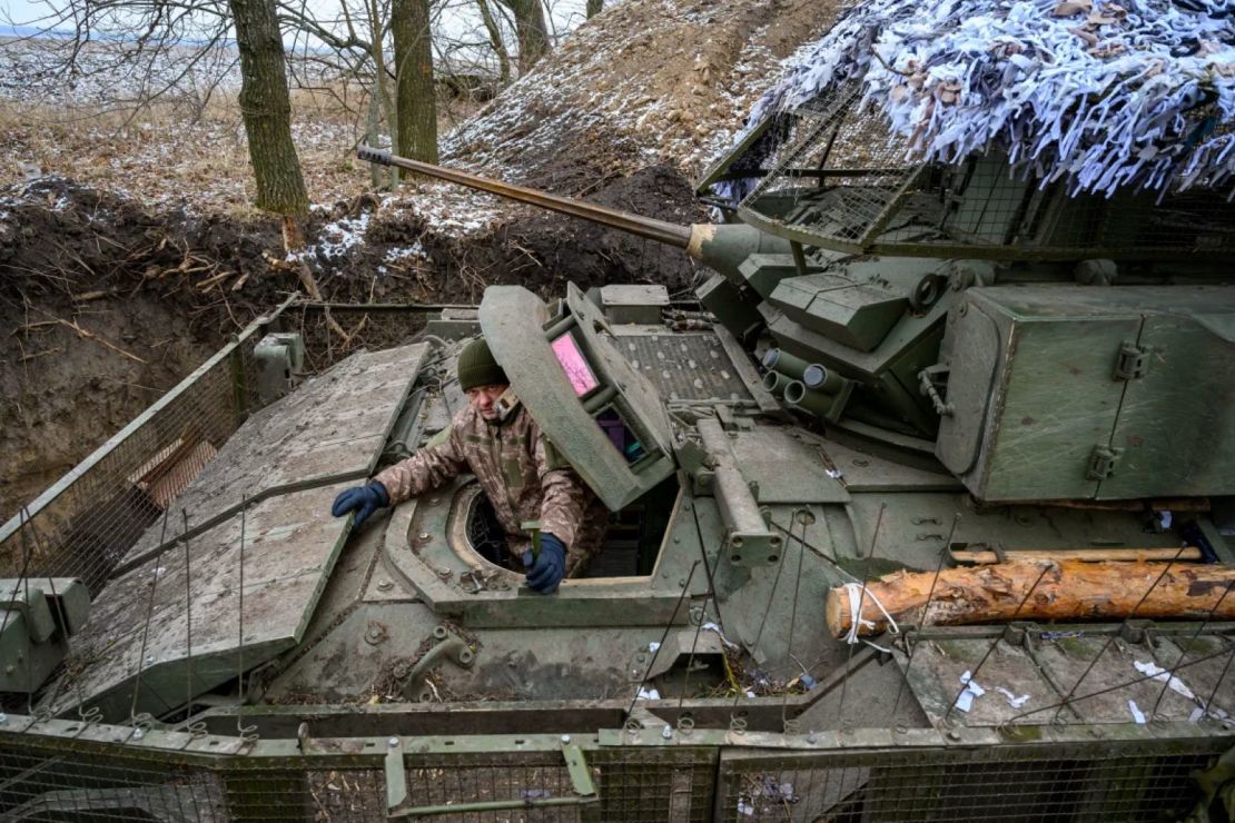 Soldados del ejército ucraniano utilizan vehículos de combate Bradley estadounidenses durante la operación transfronteriza de Ucrania en la región rusa de Kursk el 15 de enero en Sumy, Ucrania.