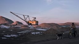 Excavadoras de rueda de cangilones extraen tierras raras en suelo ucraniano el 25 de febrero de 2025, en la región de Zhytomyr.