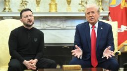 El presidente de Estados Unidos, Donald Trump, y el presidente de Ucrania, Volodymyr Zelensky, se reúnen en la Oficina Oval de la Casa Blanca en Washington, el 28 de febrero de 2025. Zelensky el 28 de febrero le dijo a Trump que no debería haber "ningún compromiso" con el presidente ruso, Vladimir Putin, mientras las partes negocian para poner fin a la guerra después de la invasión de Moscú.
