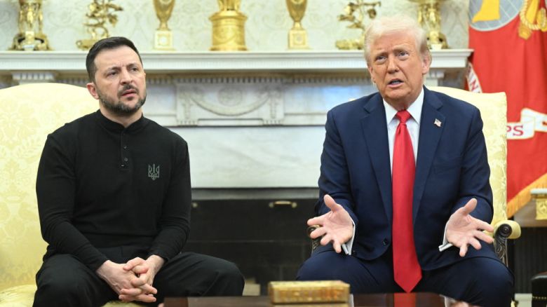 El presidente de Estados Unidos, Donald Trump, y el presidente de Ucrania, Volodymyr Zelensky, se reúnen en la Oficina Oval de la Casa Blanca en Washington, el 28 de febrero de 2025. Zelensky el 28 de febrero le dijo a Trump que no debería haber "ningún compromiso" con el presidente ruso, Vladimir Putin, mientras las partes negocian para poner fin a la guerra después de la invasión de Moscú.
