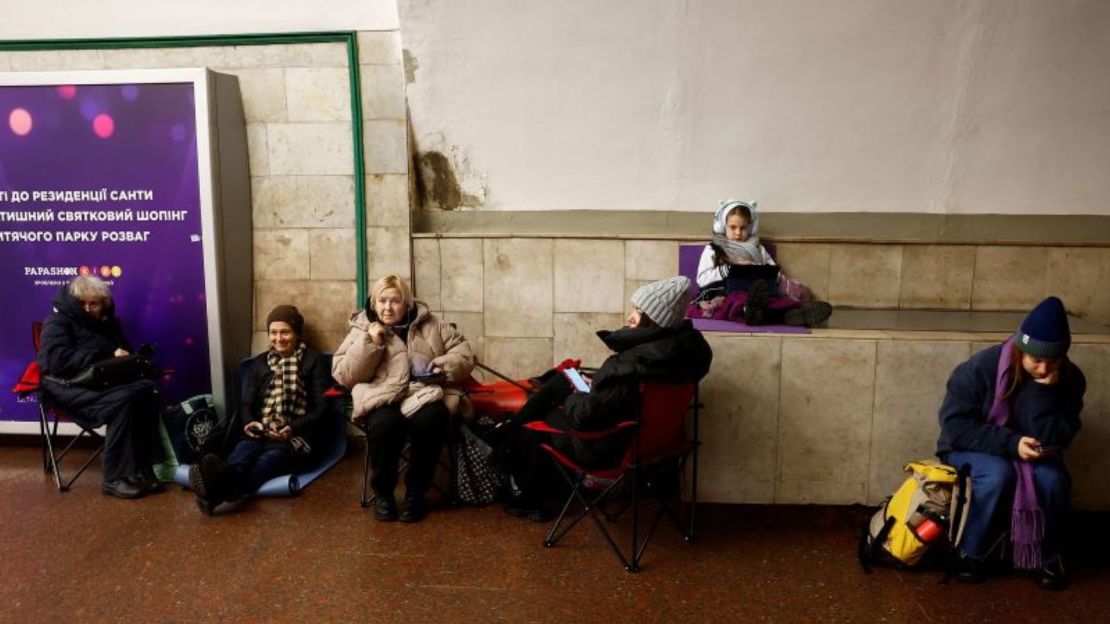 Las personas buscan refugio en una estación de metro durante una alerta de ataque aéreo en Kiev, Ucrania, el 25 de diciembre de 2024.