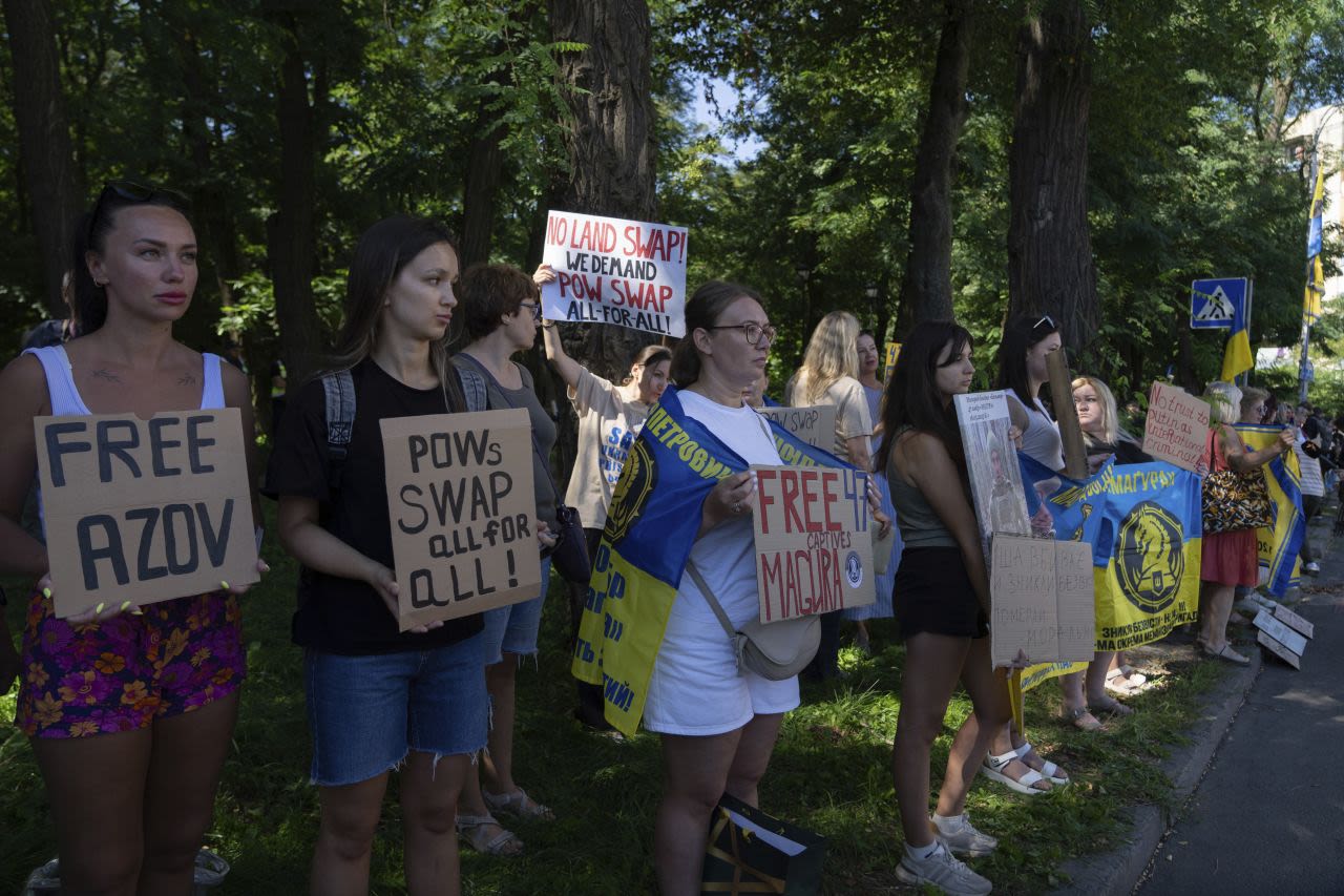 Una manifestación antes de la reunión entre el presidente Donald Trump y su par Vladimir Putin frente a la embajada estadounidense en Kyiv, Ucrania, hoy.
