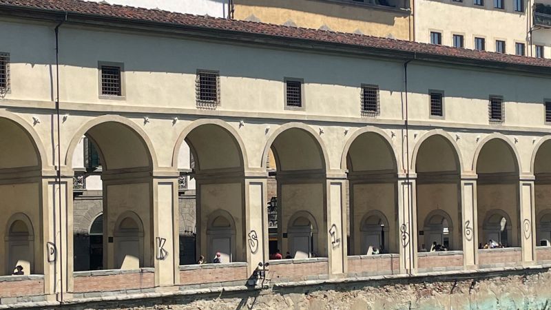 Paso Vasari: dos turistas arrestados por pintar graffitis de fútbol en un monumento italiano de 460 años de antigüedad