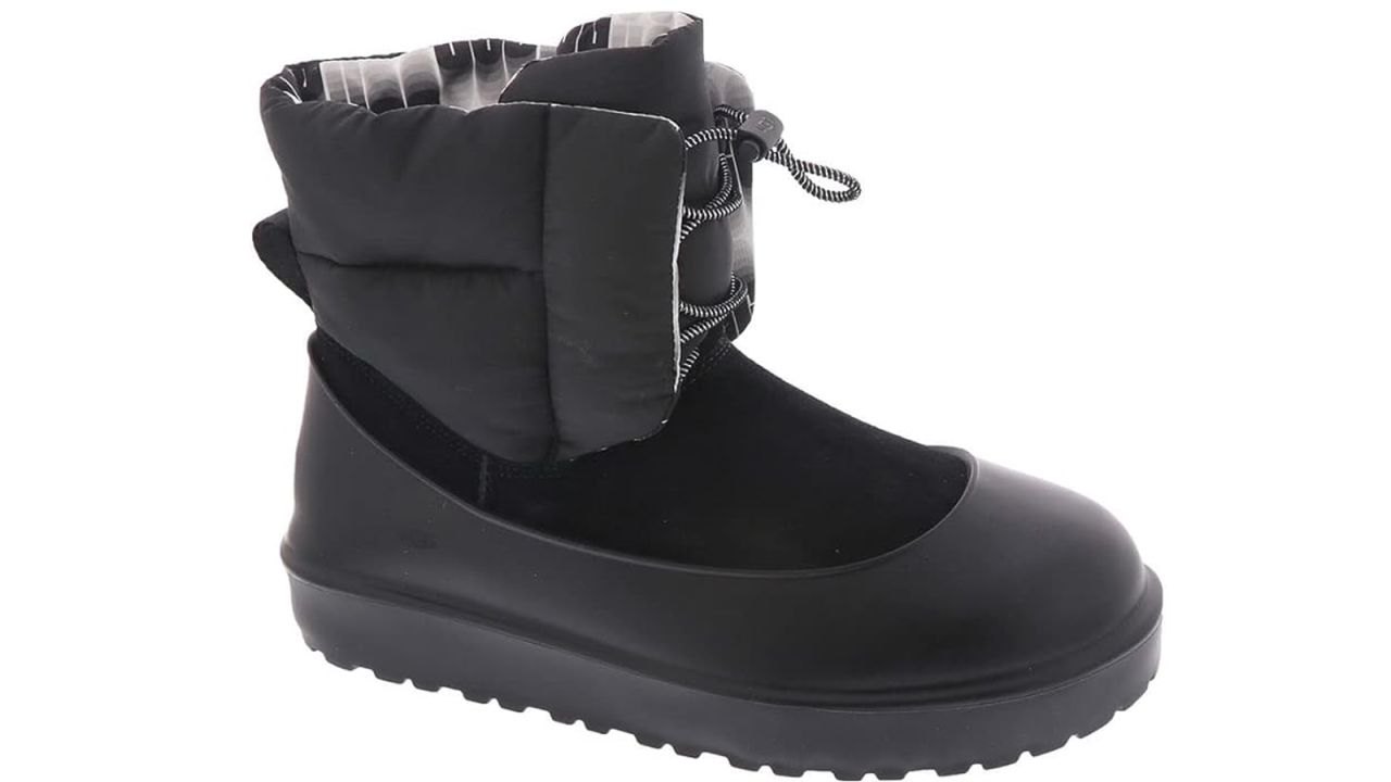 UGG Women's Classic Maxi Toggle Boot .jpg