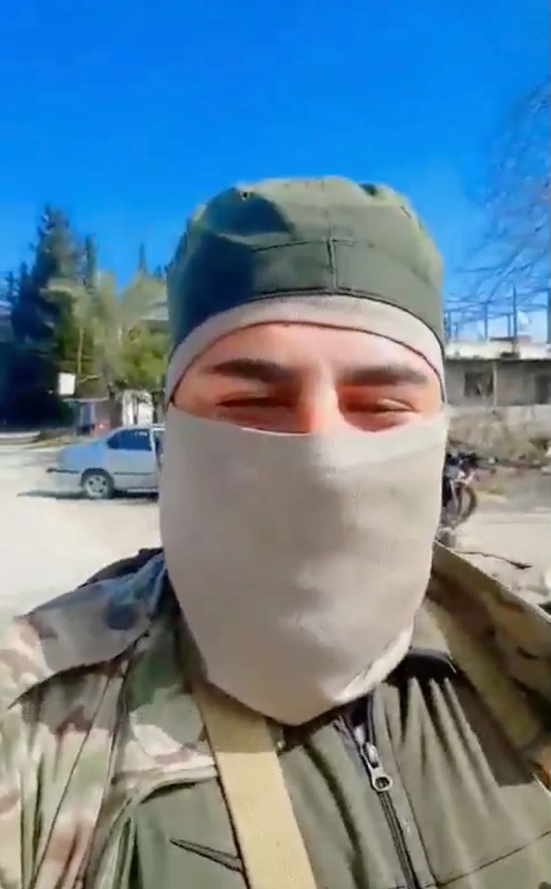 Un luchador desfila por las calles de la aldea de Pine en una captura de pantalla de un video publicado en las redes sociales.