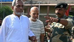 Un soldado de la Fuerza de Seguridad Fronteriza de la India hace un gesto mientras los ciudadanos paquistaníes regresan a Pakistán a través del puesto fronterizo entre India y Pakistán en Wagah el 24 de abril de 2025, un día después de que Nueva Delhi tomara una serie de medidas diplomáticas punitivas contra Islamabad.