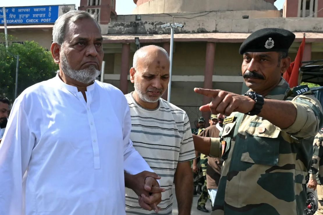 Un soldado de la Fuerza de Seguridad Fronteriza de la India hace un gesto mientras los ciudadanos pakistaníes regresan a Pakistán a través del puesto fronterizo entre India y Pakistán en Wagah el 24 de abril de 2025, un día después de que Nueva Delhi tomara una serie de medidas diplomáticas punitivas contra Islamabad.