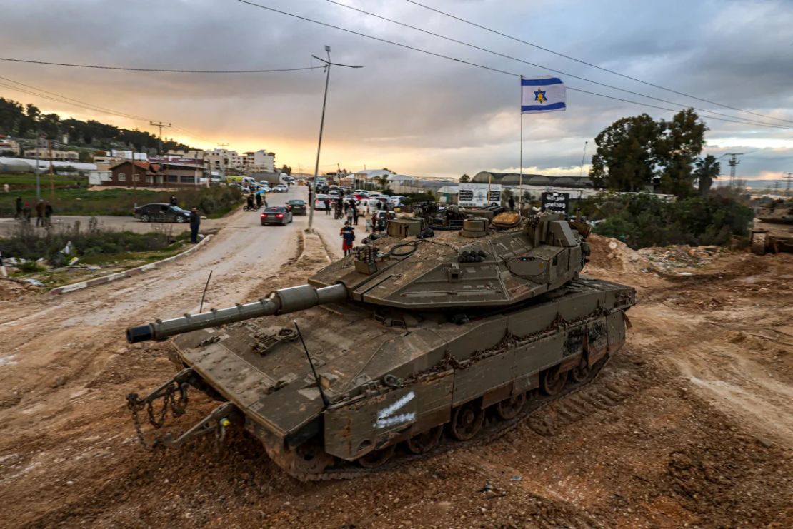 Un tanque israelí entra en el campo de refugiados de Jenin, en la Ribera Occidental ocupada, el 23 de febrero.