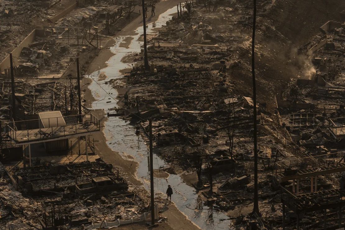 Una persona camina en medio de la destrucción que dejó el incendio Palisades en Los Ángeles el 9 de enero.