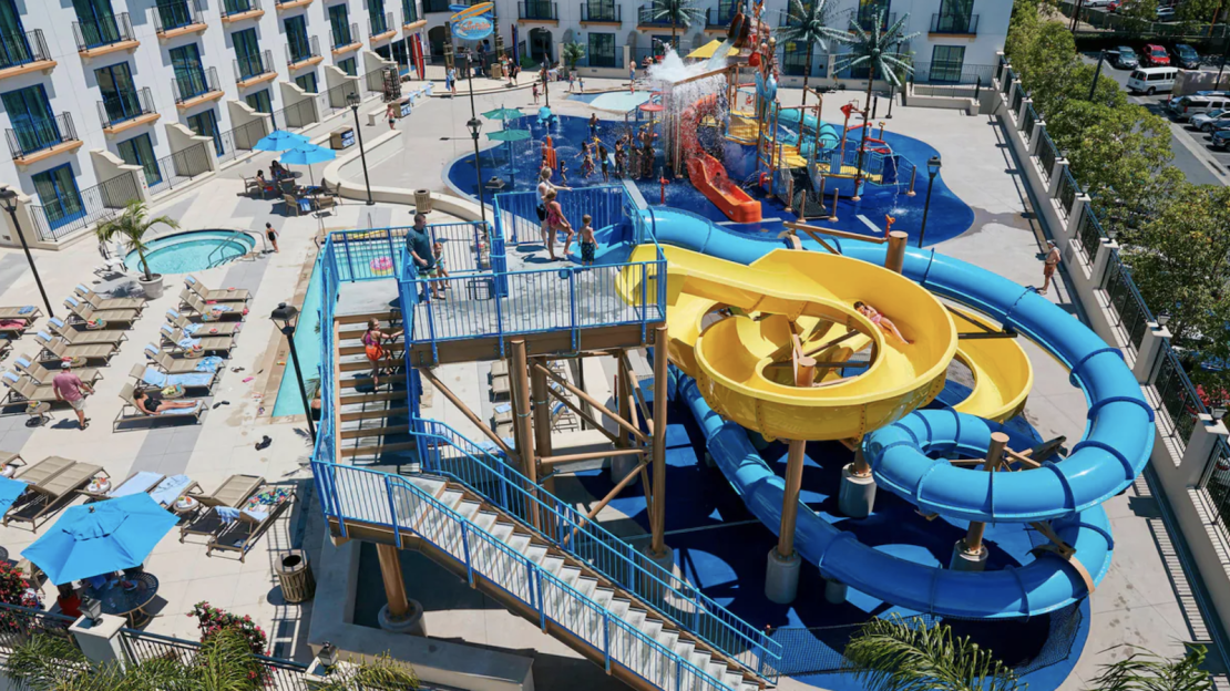 underscored Courtyard by Marriott Anaheim Theme Park Entrance.png